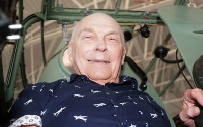 Earl Gets Up Close And Personal With the Mosquito Airplane For The First Time
