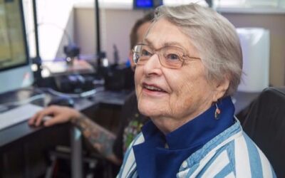 Jane Experiences a 3D Printer For First Time
